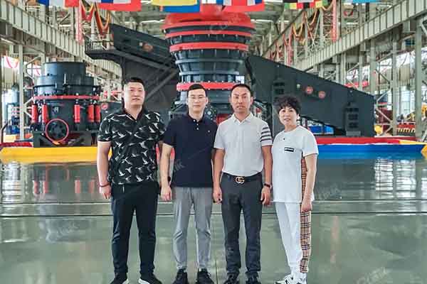 浙江客戶(hù)參觀我廠的環(huán)輥磨粉機(jī)磨粉機(jī)